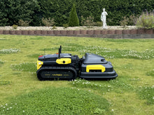Laden Sie das Bild in den Galerie-Viewer, YARBO Mähroboter Set – Core Steuereinheit mit Lawn Mower Modul für bis zu 25.000 m² Rasen, 50 cm Schnittbreite
